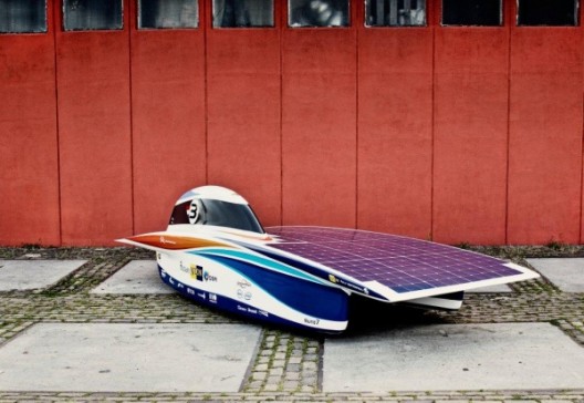 Delft Technical University's Nuon 7 took top honors in this year's Solar Challenge