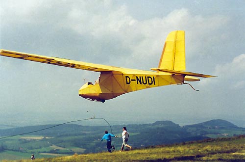 ULF-1 being bungee-cord launched.  Pilot can also lower his or her gear to foot launch into a stiff breeze