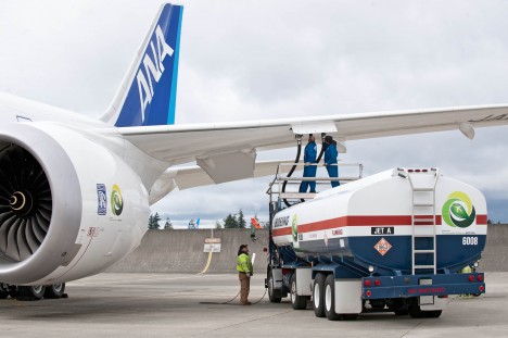 Boeing 787 being fueled for first biofuel flight