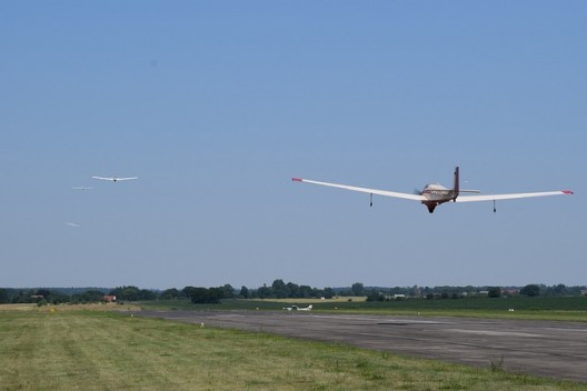 Vintage Scheibe motorglider follows pack into aerial race track